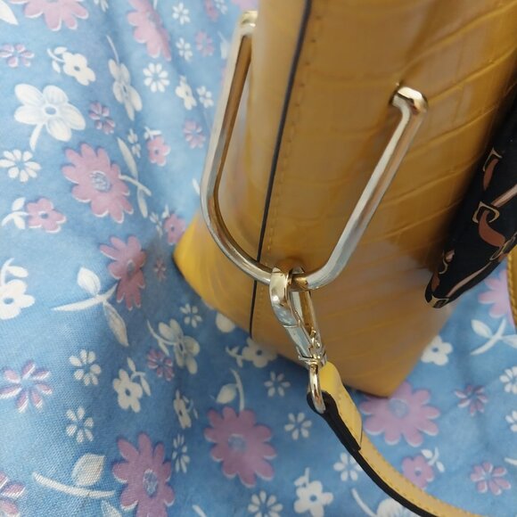 3122 Medium Ann Klein Cross Body Shoulder Bag In Gold and Black - Picture 7 of 13